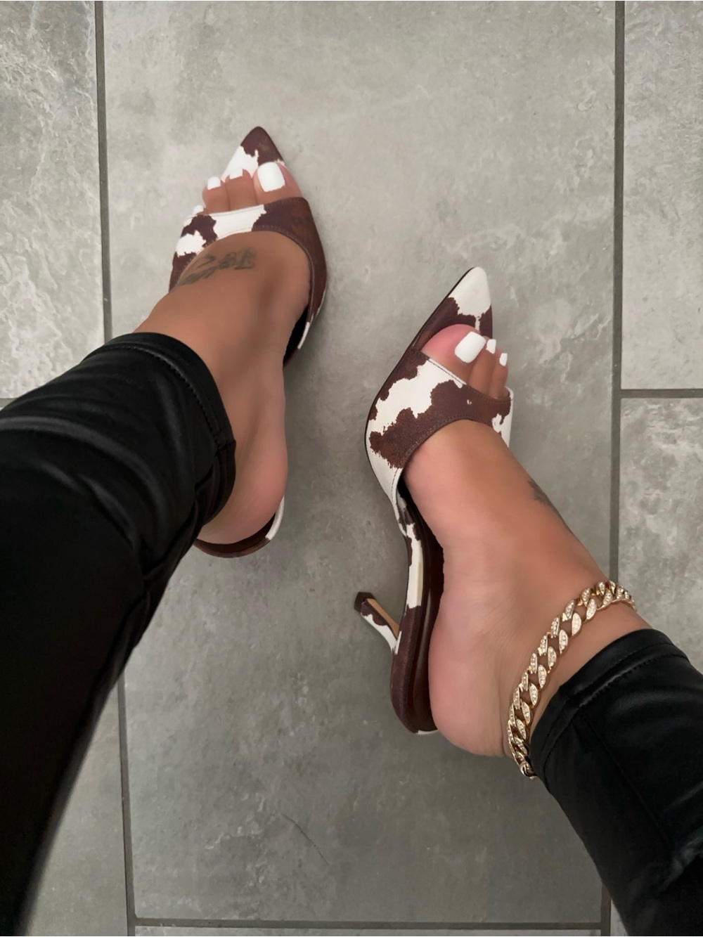 🤎 Cow Print Kitten Heel Mules | Western Chic Pointed Toe Heels 🤍 - Picture 3 of 8